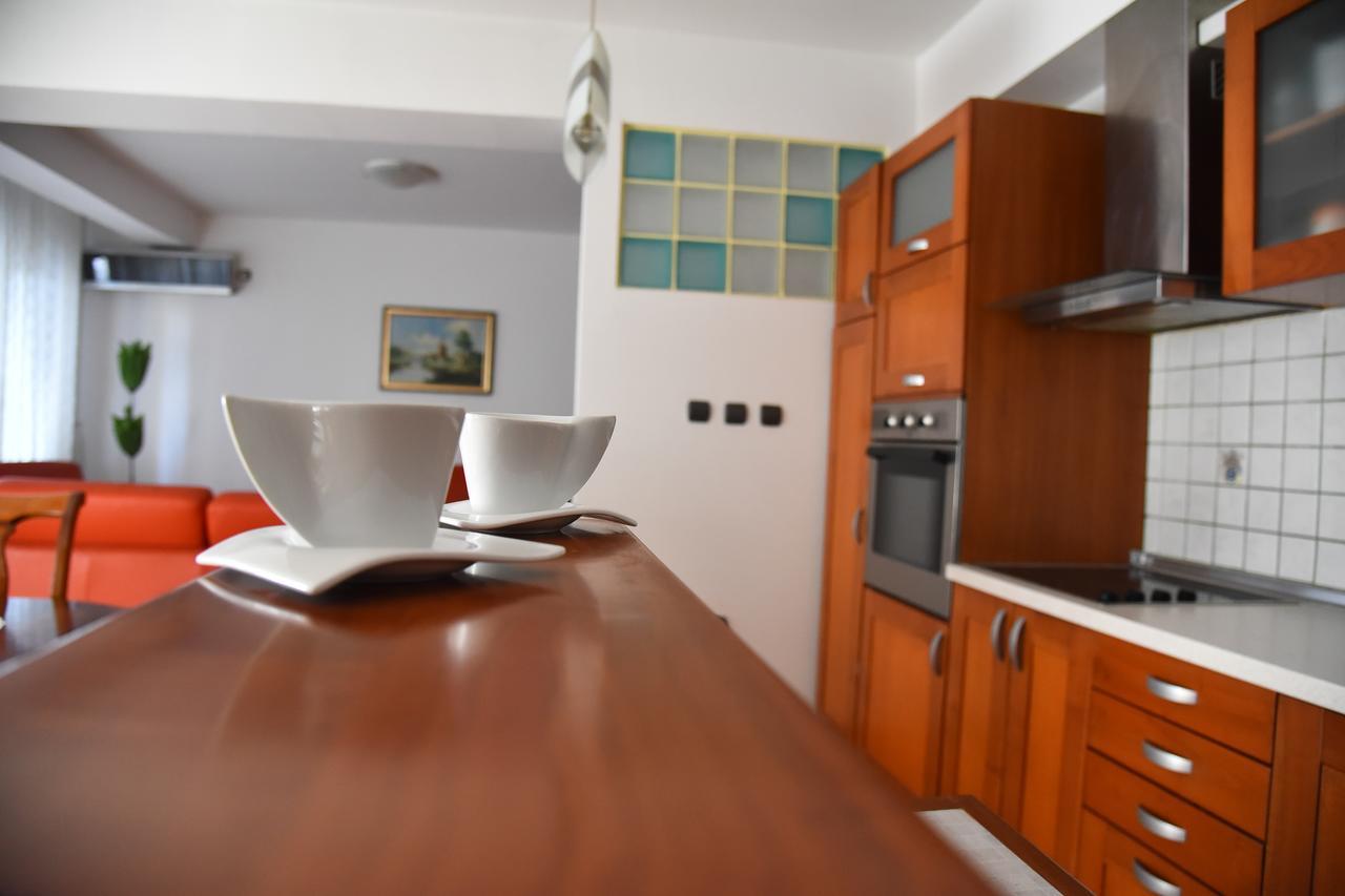 3 Bedroom Home With Parking Garage In The Heart Of سكوبجي المظهر الخارجي الصورة
